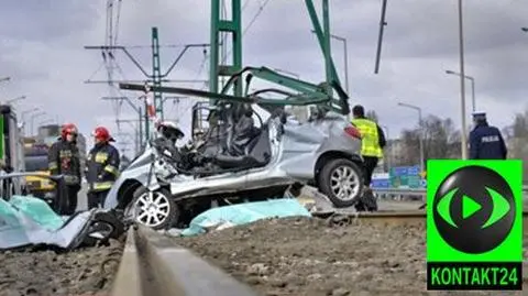 Auto wbiło się w słup. Zginął pasażer