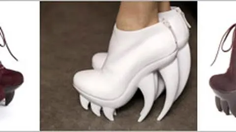 Buty, z których wystają kły
