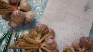 Nietypowa przesyłka dla Dudy, paczka była pełna… czosnku