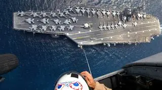USS Dwight D. Eisenhower typu Nimitz. Irański "obiekt" ma bardzo podobne kształty i wymalowany numer 69, tu widoczny na dziobowym skraju pokładu lotniczego