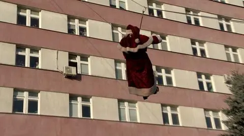 Białystok. Mikołaj zjechał do dzieci z dachu szpitala