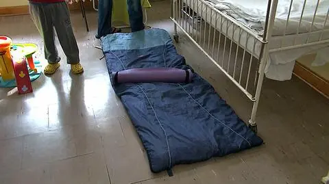 Rodzice opiekują się dziećmi, kolejne szpitale żądają opłat
