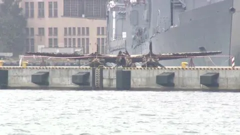 Bombowiec ustawiono w porcie Marynarki Wojennej