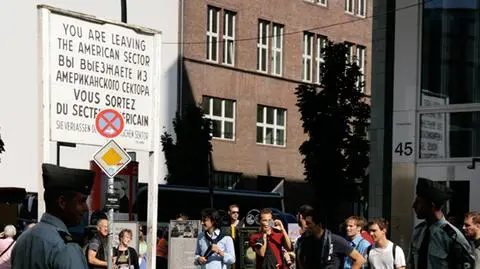 Zabrał tablicę z Checkpoint Charlie? Po 23 latach chce ją sprzedać za milion euro