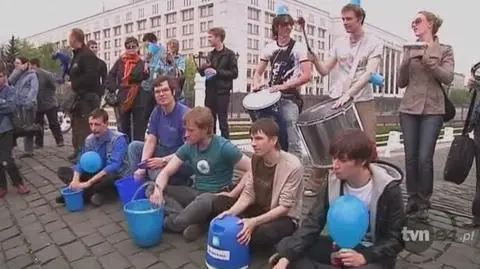 Niebieskie wiaderka 
 - tym razem na głowach