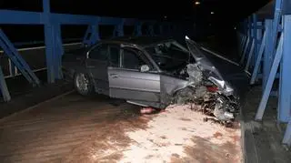 Kierowca BMW nie opanował pojazdu i uderzył w barierki mostu