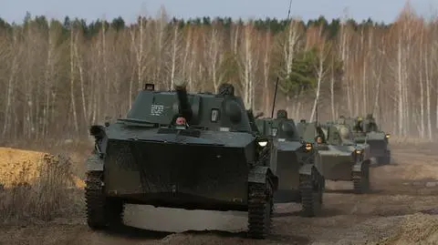 Przejazd jednostek pskowskich wojsk powietrznodesantowych w miejsce załadunku na samoloty Ił-76. Nagranie archiwalne 
