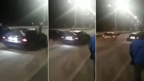 Pisk opon, samochody ruszają, jeden z nich uderza w człowieka