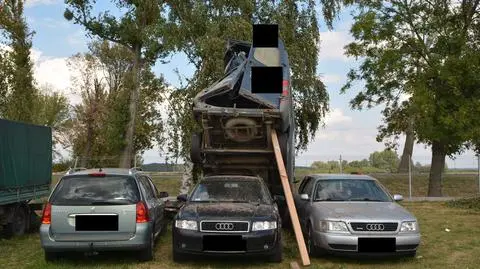 Kierowca wypadł z busa. Ten spadł na zaparkowane auta