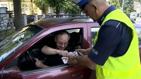 Policjanci rozdawali cukierki 