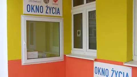 W oknie życia znaleziono małego chłopca
