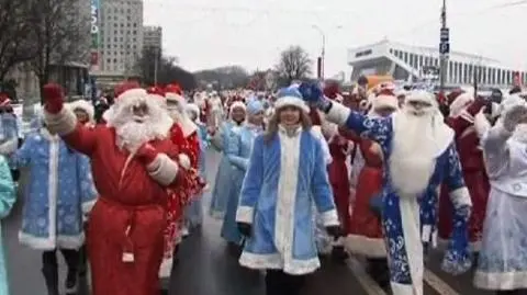 Dziadek Mróz paradował w deszczu