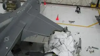 Uszkodzony F-16 i to, co zostało z jego skrzydła