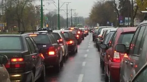 Wszystkich Świętych w deszczu i korkach