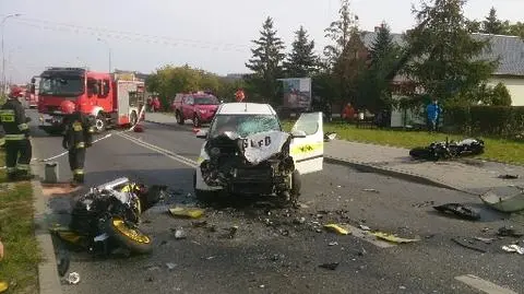 Osobówka zderzyła się z motocyklistami. Są poszkodowani