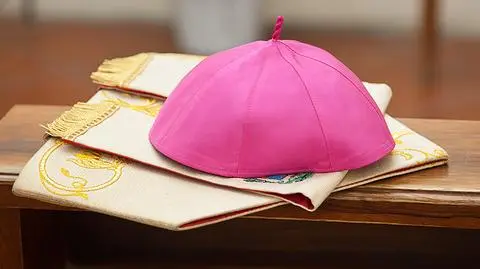 Biskup z Małopolski przeniesiony do stanu świeckiego. "Żył z kobietą"