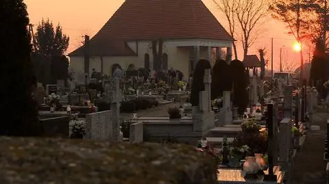 Pochowali zwłoki w złym grobie, nocą dokonali ekshumacji