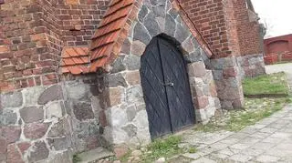 W krypcie pochowani są fundatorzy kościoła w Rajsku