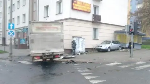 Olsztyn. Nie ustąpiła pierwszeństwa ciężarówce. Zniszczone auta, kiosk i sygnalizator