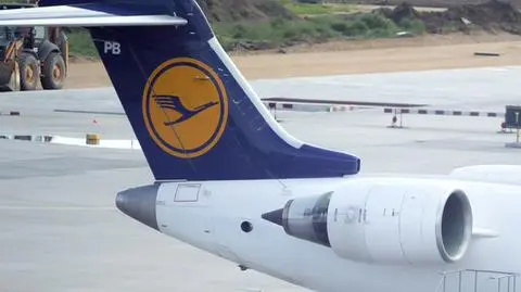 Lecieli do Wrocławia, wylądowali w Pradze. "Zapalił się silnik"