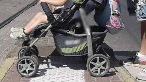 Na wysepce przy przystanku tramwajowym przy rynku Łazarskim matka z dzieckiem w wózku się nie mieści