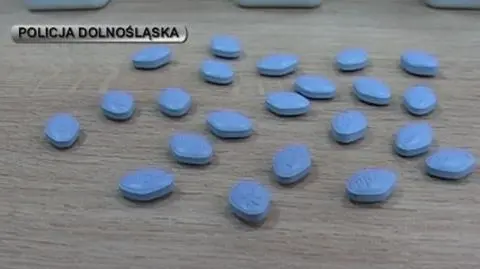 400 tabletek viagry w kieszeni, 26-latek w areszcie