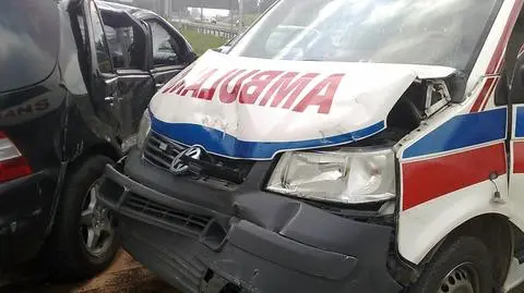 Karetka zderzyła się z mercedesem
