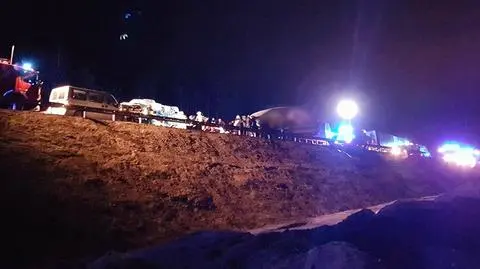 Wypadek na DK nr 3. Naczepa odłączyła się od tira i zderzyła się z busem