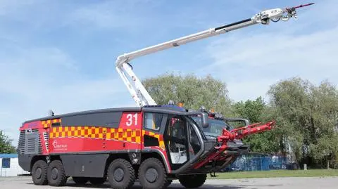 Może przebić się przez kadłub 
i gasić samolot wewnątrz