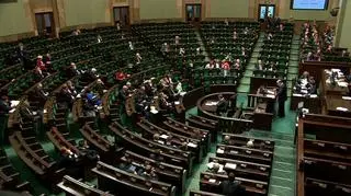 Według PiS wątpliwości prawne budzą szczególnie dwie kwestie wiążące się z planowanymi wpływami do budżetu w 2014 r.