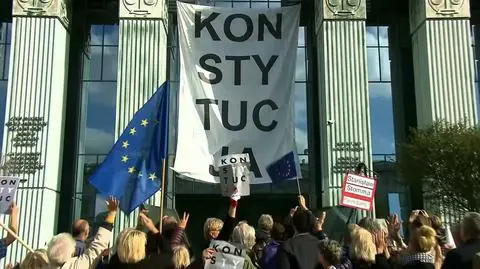 Baner "konstytucja" wywieszony na gmachu Sądu Najwyższego