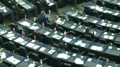 Na miejscach europosłów PO stały polskie chorągiewki