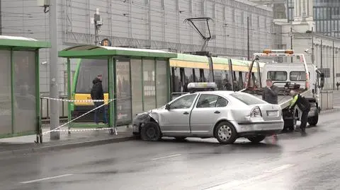 Poznań: Taksówka wjechała na przystanek przy ul. Roosevelta
