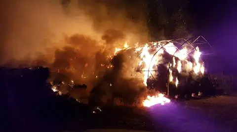 Paliły się baloty słomy. Strażacy walczyli z ogniem niemal 9 godzin