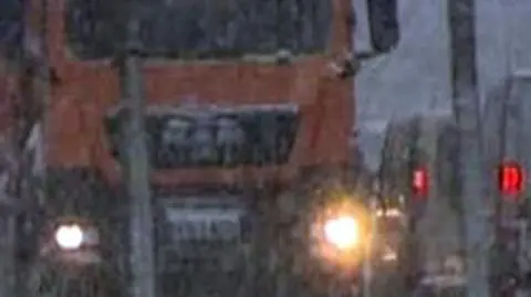 Groźne wypadki na "zimowych drogach". Ale "jakoś" się jeździ