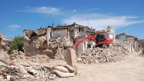 Po trzech latach wciąż żyją w gruzach