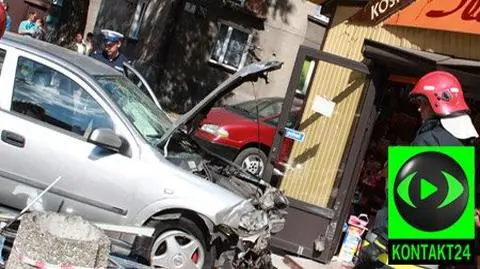 Auto wbiło się w kiosk