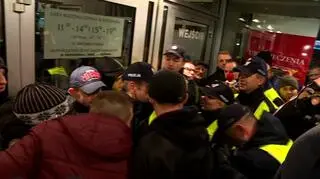 Policja zatrzymała 20 osób, które blokowały wejście do teatru