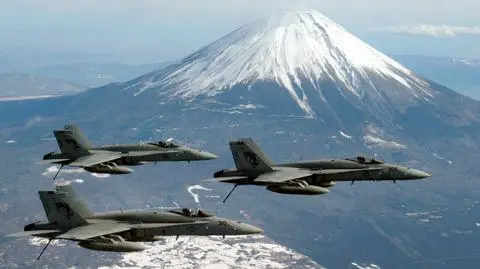Zderzenie F-18. Pilot myli prawo i lewo