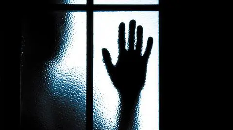 Nauczyciel miał molestować uczennice w trakcie lekcji i podczas przerw