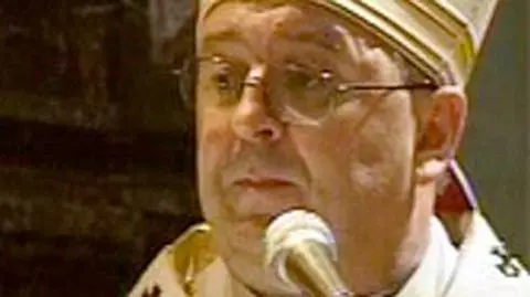 "Nawet nad trumną nie potrafią się wyciszyć"
