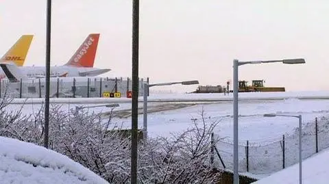 Śnieżyce uziemiły samoloty 
 i uwięziły kierowców w korkach