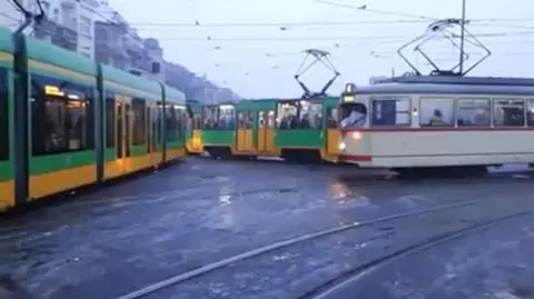 Trzy tramwaje zablokowały się na skrzyżowaniu w Poznaniu