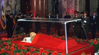 21.12| Kim Dzong Il, zwany "Ukochanym Przywódcą" i "Słońcem Niebios", będący przywódcą Koreańskiej Republiki Ludowo-Demokratycznej Północnej przez 17 lat, zmarł w grudniu na zawał serca. Miał 70 lat. Władzę w najbardziej odizolowanym kraju świata ma przejąć teraz jego najmłodszy syn  - Kim Dzong Un. Niedługo po ogłoszeniu śmierci dyktatora, nowy władca dał pokaz sił - Phenian wystrzelił rakietę krótkiego zasięgu. (Reuters, APTN)