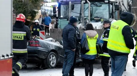 Uderzyli w koparkę i zginęli. "Na pewno jechali ponad 100 km/h"