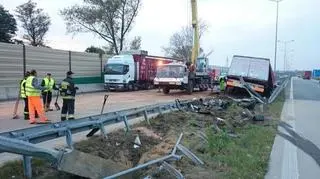 Tir staranował bariery na autostradzie