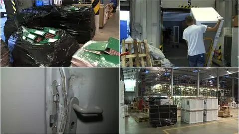 Około stu mężczyzn pakowało do tirów sprzęt i dokumenty