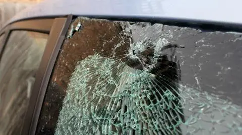 Dolny Śląsk: rzucił kamieniem w karetkę