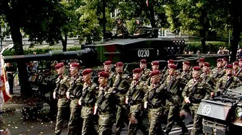 Wojsko maszeruje przez Warszawę