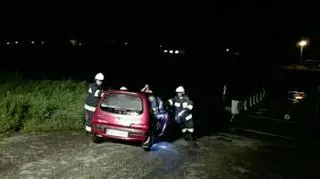 Nocne manewry skończyły się kąpielą fiata